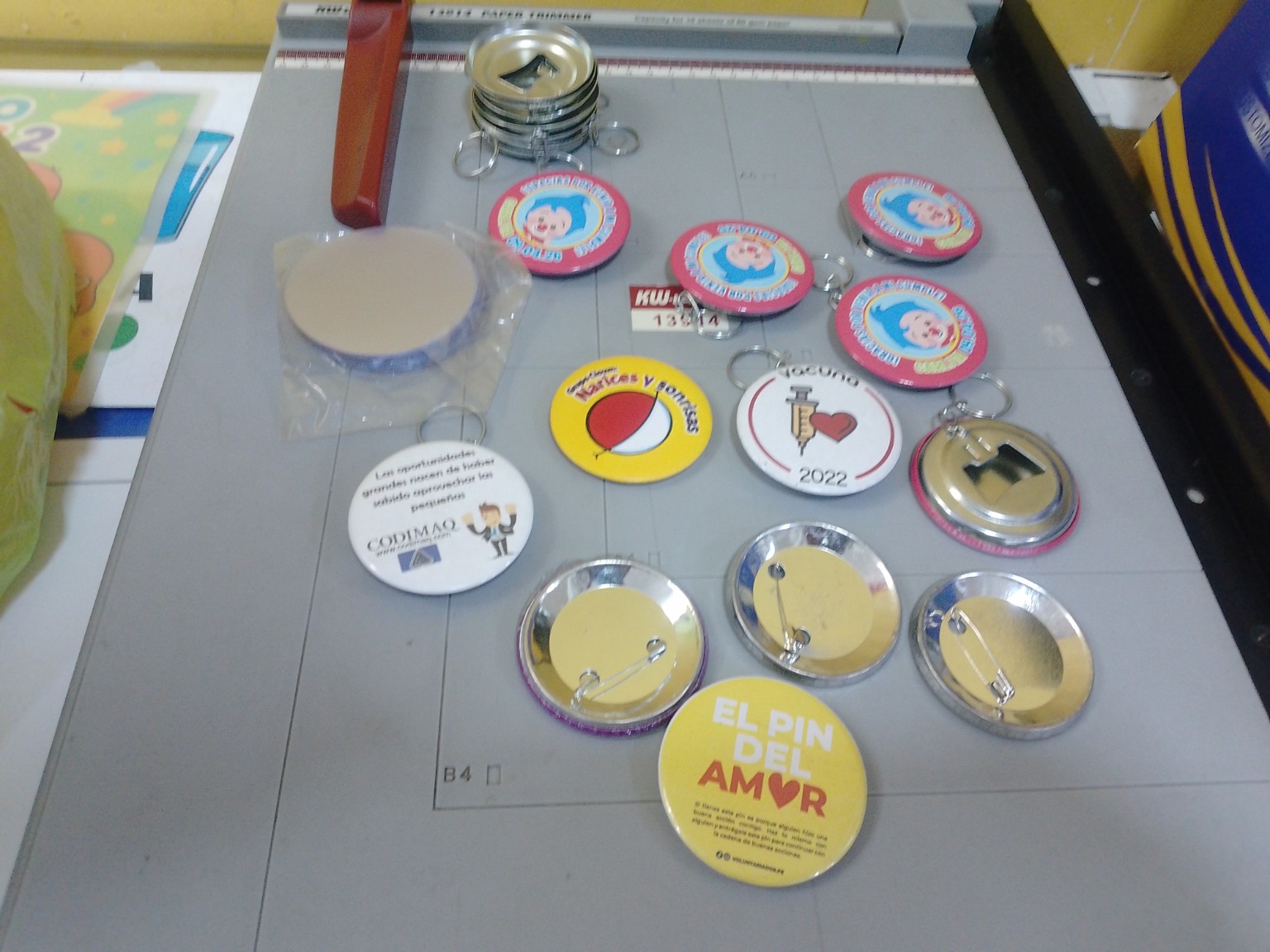 Pines y destapadores personalizados CayPa